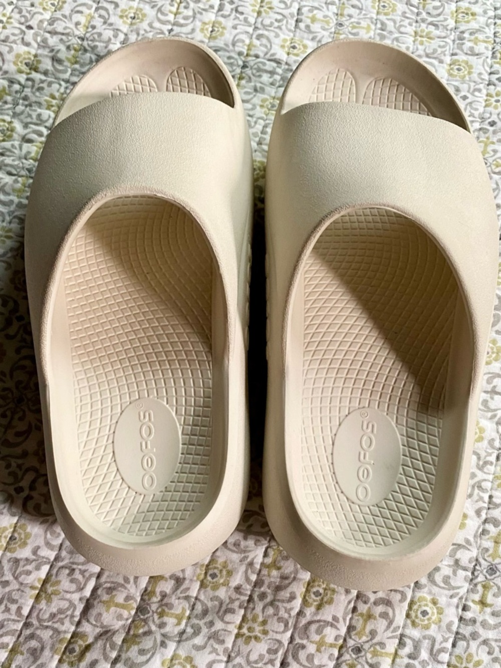 OOFOS OOahh PLUS Women’s Slide in Limited Edition Color Chalk - Picture 5 of 9